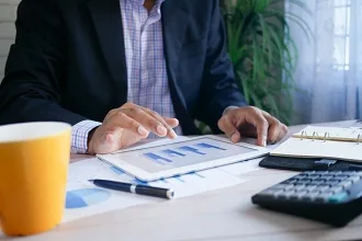 Hakkımızda 3 teklif sunan adam
